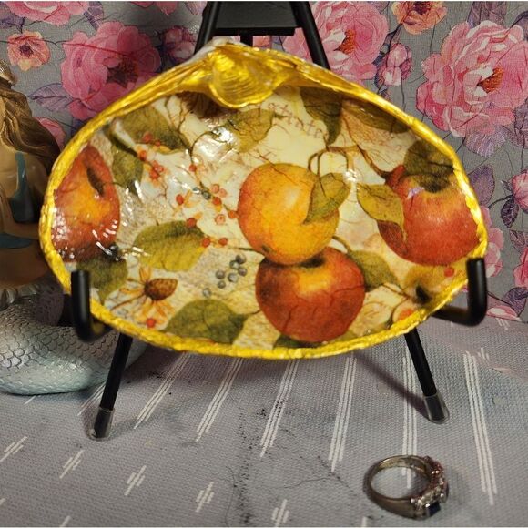DECOUPAGE CLAM SHELL DECOUPAGE APPLES ON A CLAM SHELL TRINKET DISH - Picture 1 of 11